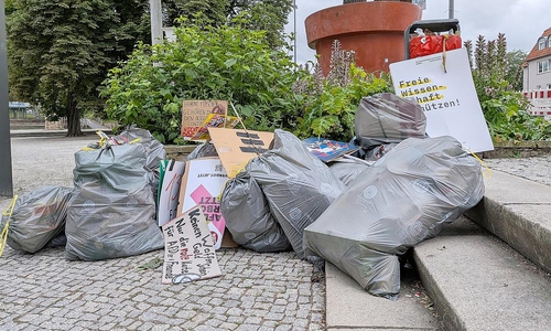 Überreste von Anti-AfD-Demo vom Vortag am 05.07.2026
