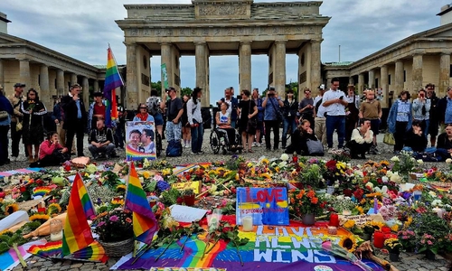 Vor dem Brandenburger Tor versammelten sich Menschen und legten Blumen nieder.