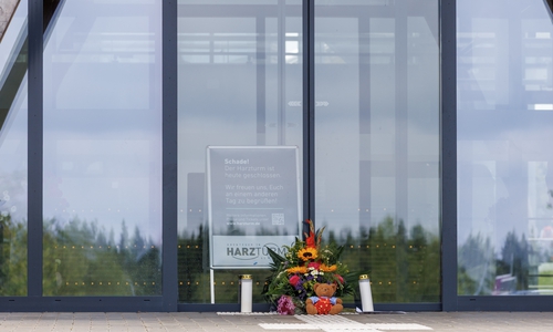 Vor dem Eingang wurden unter anderem Blumen niedergelegt.