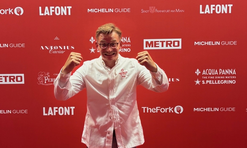 Bei der Aufnahme-Zeremonie in Frankfurt war der Jubel groß: Johannes Steingrüber freut sich über den Michelin-Stern für sein Restaurant Harzfenster.