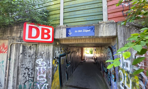 Besonders einladend wirkt der Bahnhof Weddel nicht.
