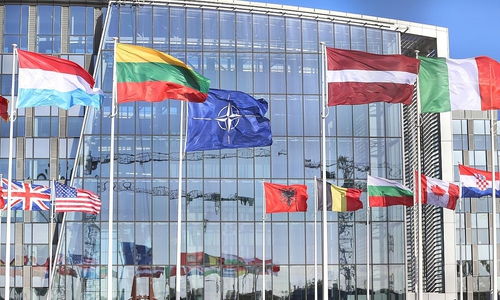 Nato-Fahnen (Archiv)