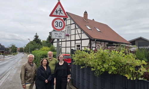 Freude der GRÜNEN-Fraktion über Tempo 30 auf der Sickter Bahnhofstraße (von links): Holger Barkhau, Sabine Kohl, Michael Kohl, Jantje Letas