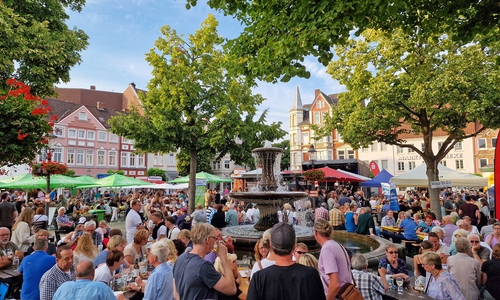 Beim 20. Peiner Weinfest von Freitag bis Sonntag, 7. bis 9. August, kosten tausende Besucher exquisite Weine von Winzern aus der Pfalz. 