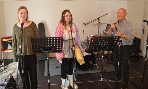 Da ist noch Platz auf der Bühne neben (von links) Leonie Kranz, Lisa Neitzel und Harald Groß. Man trifft sich jeden Dienstag von 10 bis 12 Uhr bei der Lavie Reha gGmbH in der Halle 4.