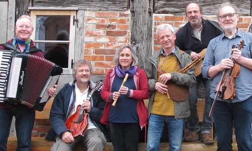 Tanzfreude pur mit der Folk-Band Leineweber am Sonntag.