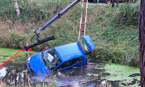 Ein Abschleppdienst mit Kran im Einsatz (Archiv)