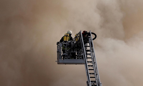 Feuerwehr auf einer Drehleiter (Archiv)