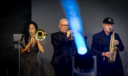 Funk, Soul, Pop, moderne Club‑Vibes: alles sitzt, alles groovt, alles wirkt handgemacht und gleichzeitig unglaublich druckvoll.
