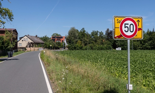 So sieht das Schild am Ortseingang von Cramme derzeit aus.