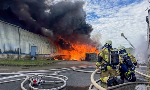 Die Halle stand in Flammen.