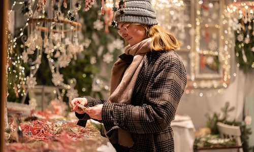 In der Wechselhütte auf dem Braunschweiger Weihnachtsmarkt können Kunsthandwerkerinnen und Kunsthandwerker vom 25. November bis zum 23. Dezember jeweils eine Woche lang ihre Waren anbieten. 