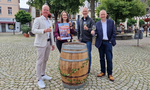 Freuen sich auf das 20. Peiner Weinfest: Carsten Bührig (Leiter Beratungscenter Breite Straße der Sparkasse Hildesheim Goslar Peine), Fabienne Freder (Eventmanagerin Peine Marketing), Jens Bischoff (Geschäftsführer Wohnbau Salzgitter) und Bürgermeister Klaus Saemann (v. li.).