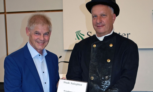 Sascha Ordowski (re.) übernimmt den Kehrbezirk. Frank Klingebiel überreicht die Urkunde.