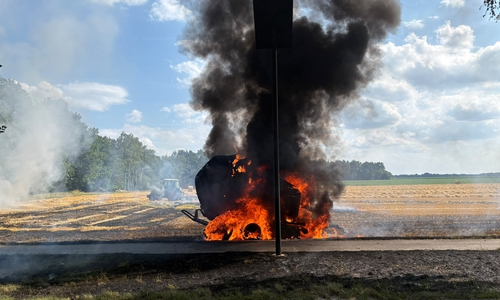 Eine Rundballenpresse war in Brand geraten.
