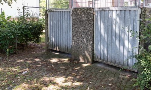 Bei diesen Mülltonnen soll der hilflose Mann wohl beinahe zwei Stunden gelegen haben.