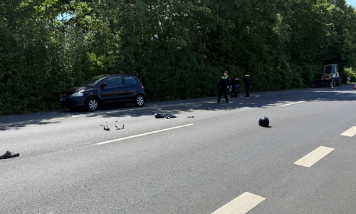 Die Polizei soll den Rollerfahrer übersehen haben.