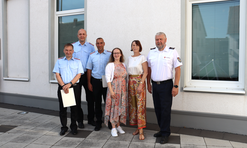 Martin Hanne (stellvertretender Ortsbrandmeister), Kai Hertweck (bisheriger Ortsbrandmeister), Manfred Roth (neuer Ortsbrandmeister), Anika Tiburczy (Gemeinde Vechelde, Fachbereichsleiterin), Britta Schwartz-Landeck (Erste Gemeinderätin), Peter Splitt (Gemeindebrandmeister) (v. li.). 