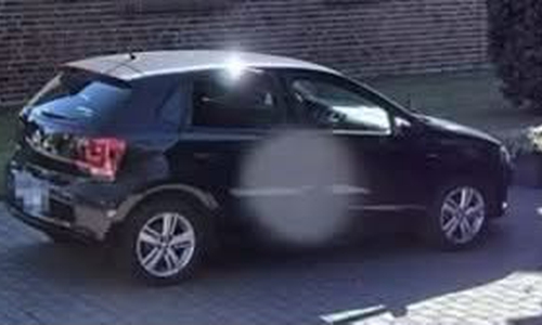 Die Polizei sucht nach dem Auto der Getöteten. Es handelt sich um einen schwarzen VW Polo (Baujahr 2013) mit dem Kennzeichen GF-AH 964.