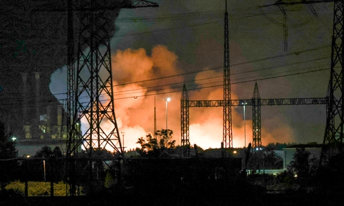 Noch spät in der Nacht war das Feuer bei der Salzgitter AG längst nicht gelöscht.