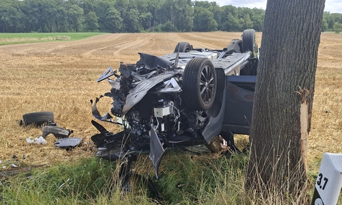 Das Auto wurde stark zerstört.