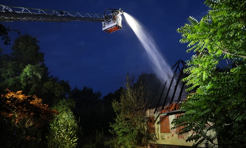 Als die Feuerwehr eintraf, stand der Dachstuhl des unbewohnten Gebäudes in Vollbrand.