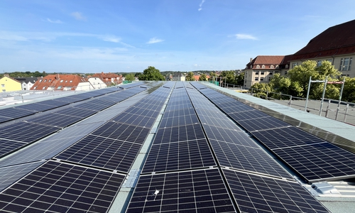 Die im vergangenen Jahr in Betrieb genommene Photovoltaikanlage auf dem Turnhallendach der IGS Helmstedt.