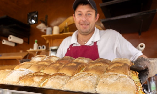Zum kulinarischen Angebot beim Peiner Weinfest gehört unter anderem deftiges Handbrot. 