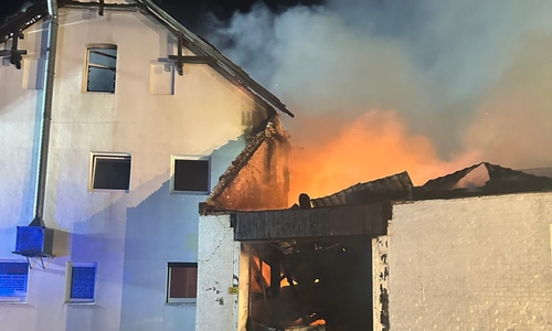 Das Feuer hatte auf angrenzende Gebäudeteile übergegriffen.