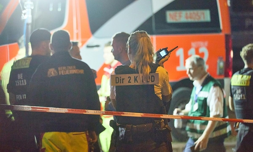 Auto fährt bei CSD in Menschenmenge am 26.07.2026