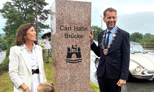 ia Hahn und Oberbürgermeister Dennis Weilmann an der Stele mit dem neuen Brückennamen.