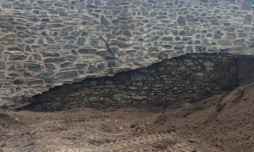 Im inneren Bereich des Pfalzgartens wird derzeit ein Teil der Böschung entlang der Stadtmauer abgetragen, um das mittelalterliche Durchgangsportal dauerhaft freizulegen.