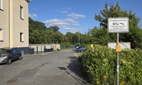 Ein Schild weist die Fläche als Privatgrundstück aus.