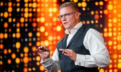 Der Wolfenbütteler Keynote-Speaker Dennis Holewa wurde Anfang Juli beim Internationalen Speaker Slam in Mastershausen ausgezeichnet.