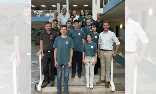 Teilnehmer des internationalen Workcamps gemeinsam mit Oberbürgermeister Dennis Weilmann (vorne rechts) in der Bürgerhalle.
