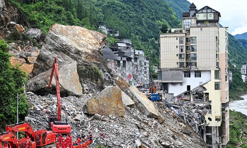 Rettungseinsatz nach Erdrutsch nahe Chongqing am 18.07.2026