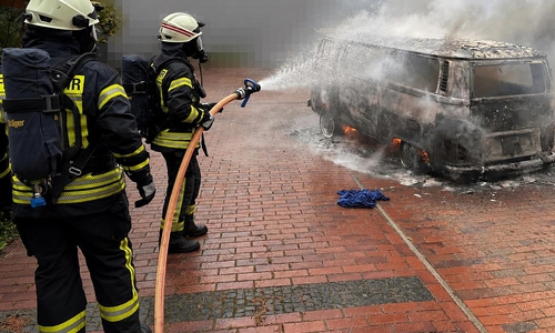 Feuerwehr löscht brennenden VW-Bus in Debstedt (Archiv)