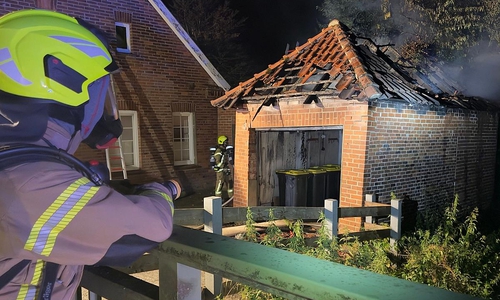 Brand einer Garage in Huntlosen - Übergreifen auf Mehrfamilienhaus verhindert (Archiv)