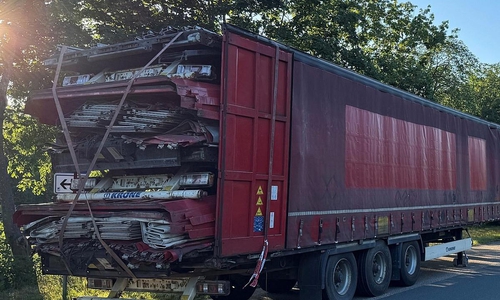 Nicht zugelassener und verkehrsunsicherer Sattelauflieger auf der A 29 gestoppt (Archiv)
