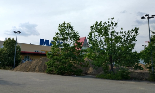 Große Erdhügel türmen sich vor dem ehemaligen Markt auf.