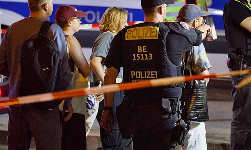 Auto fährt bei CSD in Menschenmenge am 26.07.2026