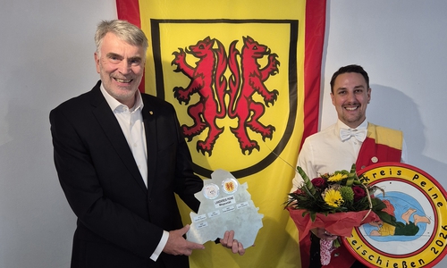 Kevin Schernich erhielt von Landrat Henning Heiß die Insignien der Königswürde.
