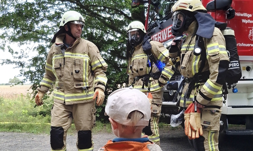 Die Feuerwehrleute nahmen sich ausgiebig Zeit, um ihre persönliche Schutzausrüstung vorzustellen