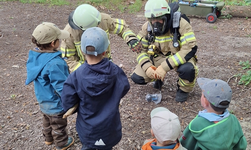 Die Feuerwehrleute nahmen sich ausgiebig zeit für die Kinder.