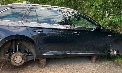PKW mit gestohlenen Reifen (Archiv)
