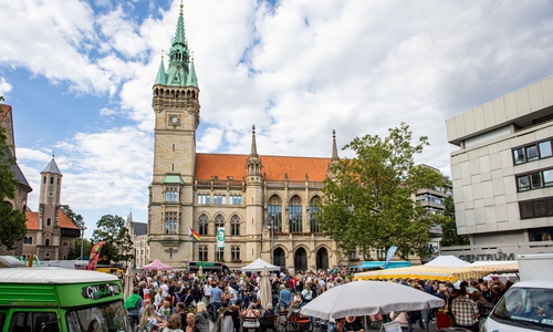 Frische Lebensmittel shoppen und auf den Feierabend anstoßen: Ab dem 22. Juli laden die Braunschweig Stadtmarketing GmbH und das Hofbrauhaus Wolters zum Abendmarkt ein.