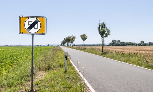 Auch in Richtung Ortsausgang sieht das Schild ungewohnt aus.