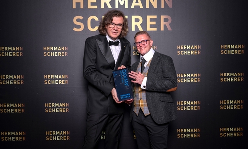 Die Auszeichnung durch den Veranstalter Hermann Scherer (li.).