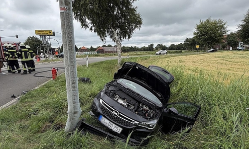 Der zweite Unfallwagen geriet in den angrenzenden Straßengraben (Archiv)