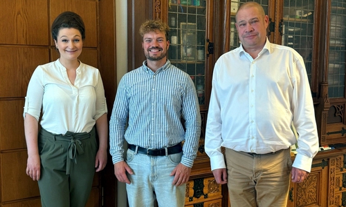 Julia Vahldieck, Julian Diedrich und Bürgermeister Wittich Schobert (v. li.) freuen sich über die Anpassung des Tierheimbetreibervertrages.